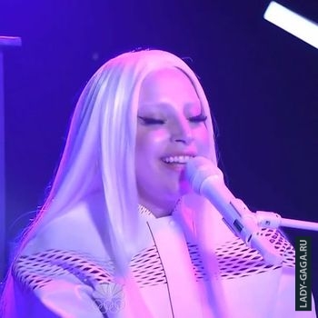 Леди Гага исполнила песню сидя за роялем на Tonight Show