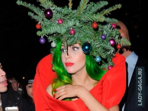 Леди Гага вышла в свет с елкой на голове