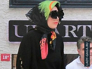 Леди Гага появилась на улицах Стамбула в хиджабе